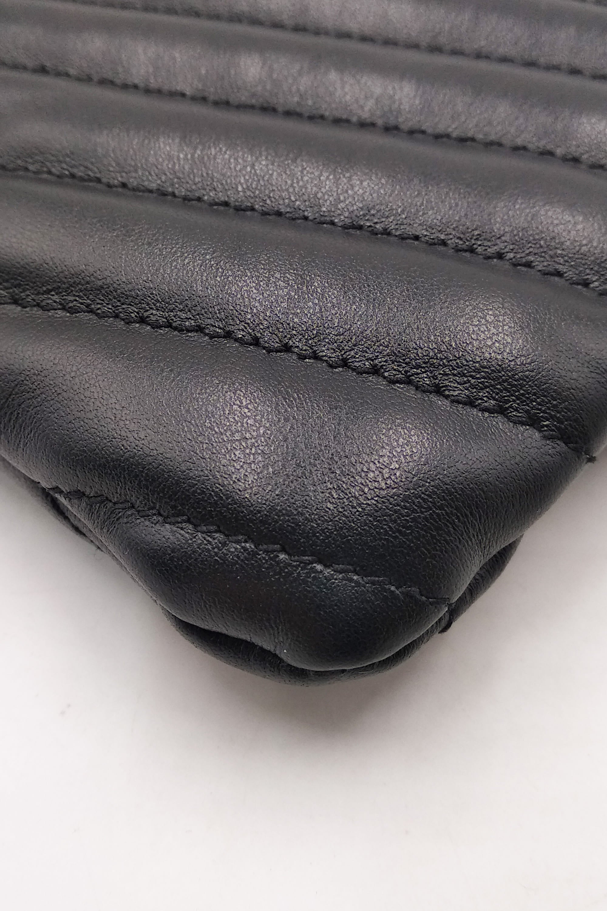 New jolie leather clutch bag Saint Laurent Black in Leather - 32131789